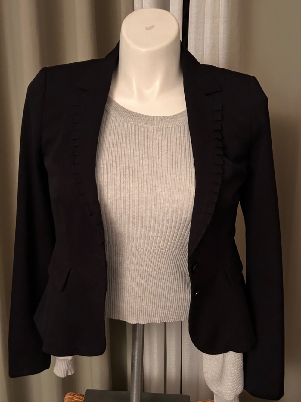 WHBMWomen's Black Tailored Blazer with Subtle Scalloped Lapel SIZE 6